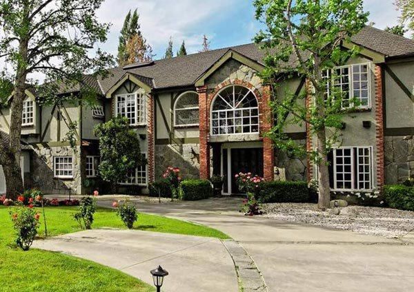 Outside view of Harmony Place, an addiction rehab facility in Woodland Hills, CA