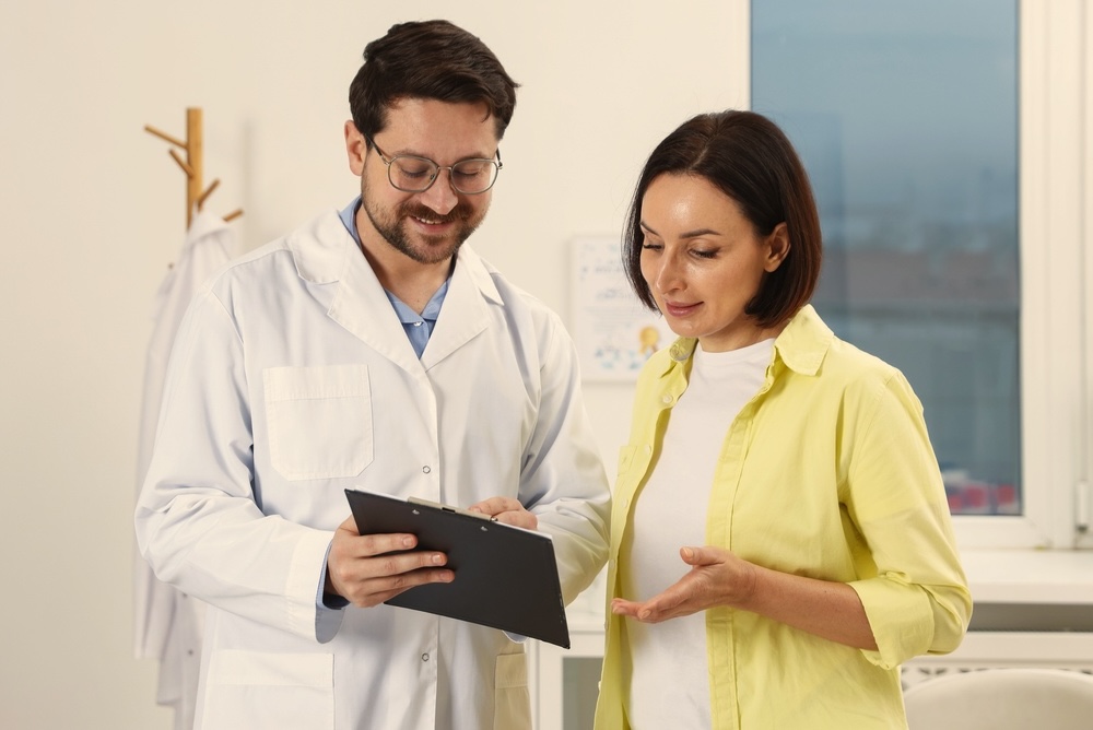 Woman talking to a rehab stuff in her first 24 hours in rehab