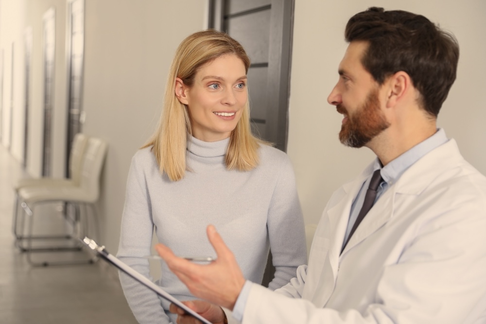 Female speaking to an addiction specialist on what to expect in alcohol rehab